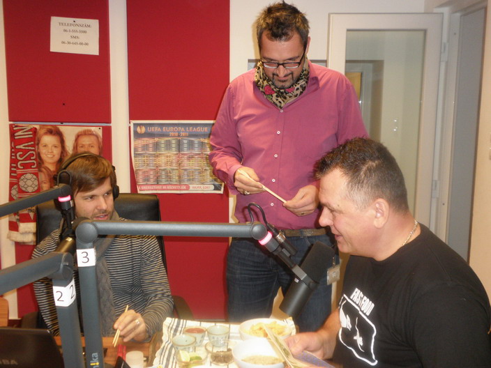 Sebestyén Balázzsal és Rákóczi Ferivel a hajdanvolt Class FM Morning Show-jában, amikor rovarokat készítettem a csapatnak.