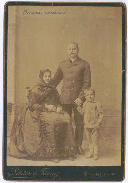 Onozó Lipót és felesége Dobó Julianna (Poldi néni) szül 1862 és fiuk Fotó Letzter és Társa 1882 körül