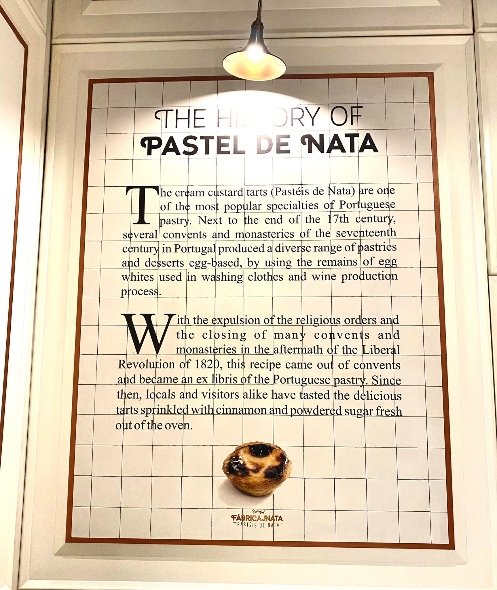 Mint a Fabrica de Nata üzletében csempére írva olvasható, a desszert léte a tojásfehérje iránt borászati és textiltisztítási igények növekedésének köszönhető. 
