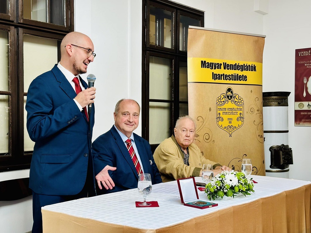 A képen: Dr. Török Róbert főigazgató, főmuzeológus (Magyar Kereskedelmi és Vendéglátóipari Múzeum), Kovács László a La Fiesta Party Service alapító tulajdonosa, a Magyar Vendéglátók Ipartestületének elnöke, a Gundel Károly-díj ötletgazdája és a család képviseletében Prof. Em. Dr. Dr.h.c. Gundel János 