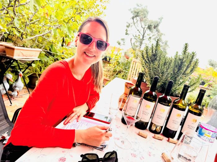 Dániel Dóra szorgalmasan jegyzetelt a kóstolás során, a Haller-teraszon