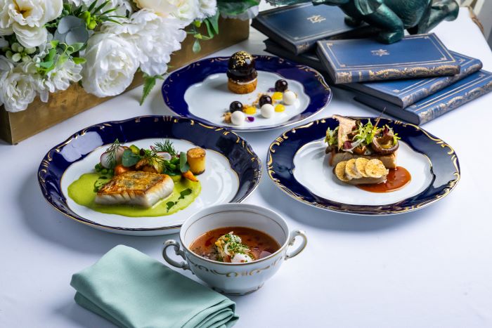 Vajon pirított erdei gombák brióssal, borjú jus-vel; illatos köményesleves zöldségekkel, buggyantott fürjtojással; roston sült fogas Gundel módra; vaníliás–csokoládés–diós „Pannonhalmok” desszert