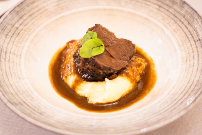 Marhapofa parmezános burgonyapürével. A bor: Le Anfore di Elena Casadei Cannonau